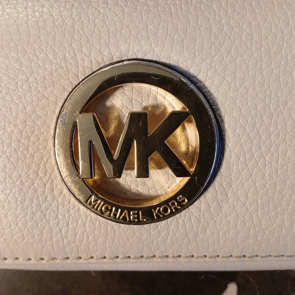 Michael Kors Wallet with Gold Logo - Picture 4 of 16
